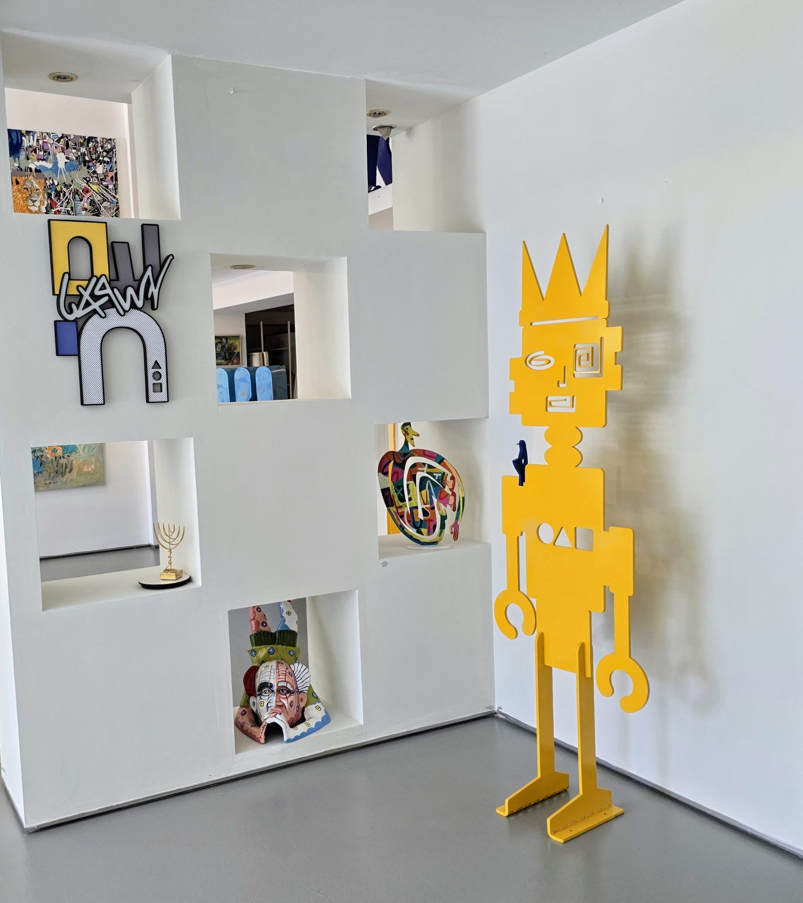 Yellow King Robot-Free standing indoor/outdoor hand painted Aluminum Sculpture - Image 2